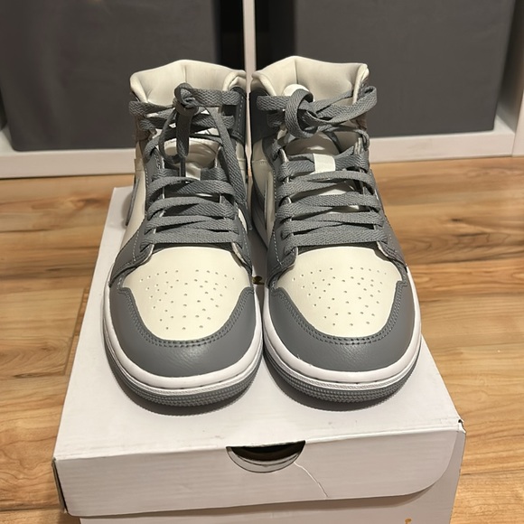 WMNS Grey Air  Jordan 1 Mids - Picture 3 of 6